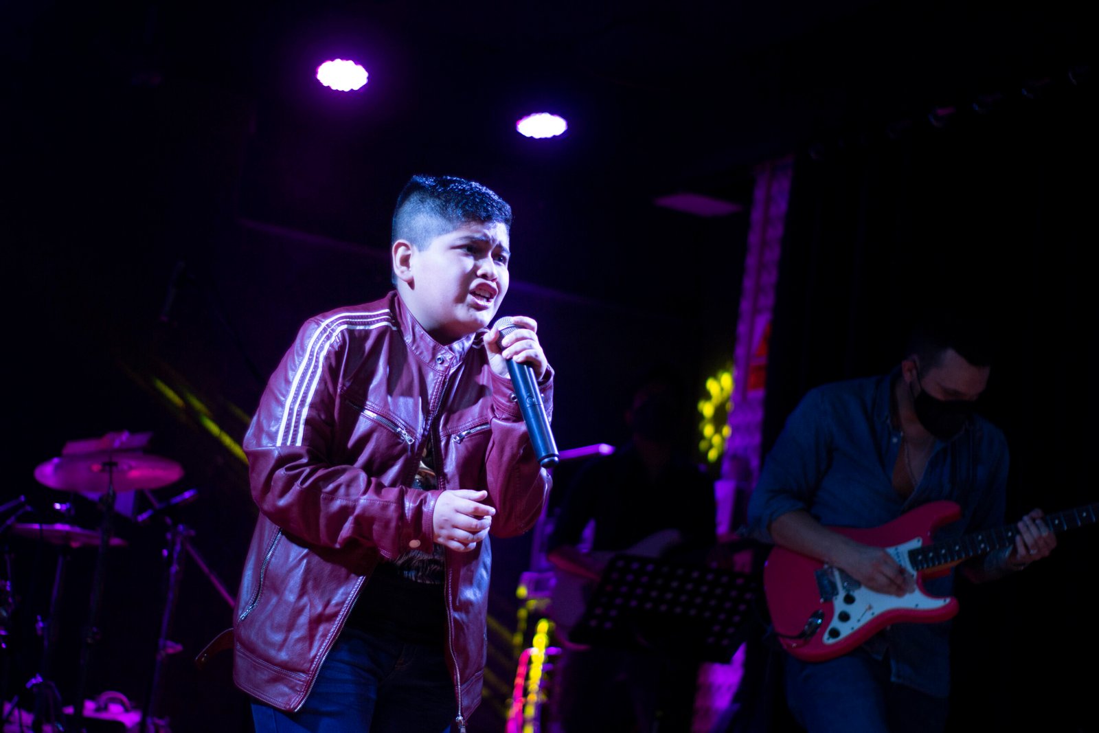 Joven beneficiario cantando-Rock pop