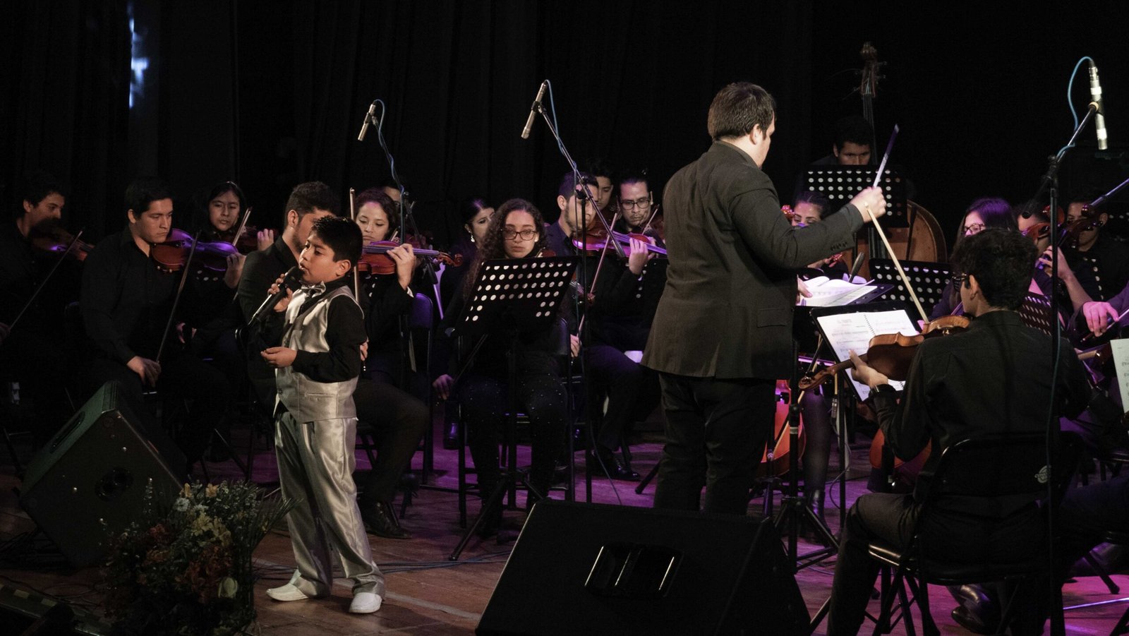 Niño beneficiario cantando-José José