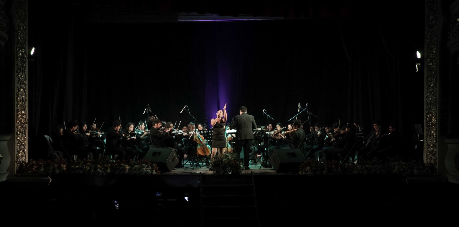 Niña beneficiario cantando-José José